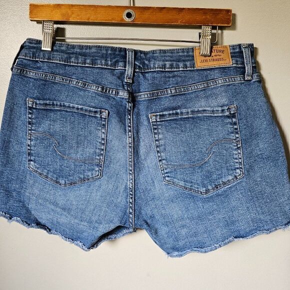 EUC LEVI'S STRAUSS HIGH RISE SHORTS RAW HEM SIZE 12 - W31 - Picture 3 of 16